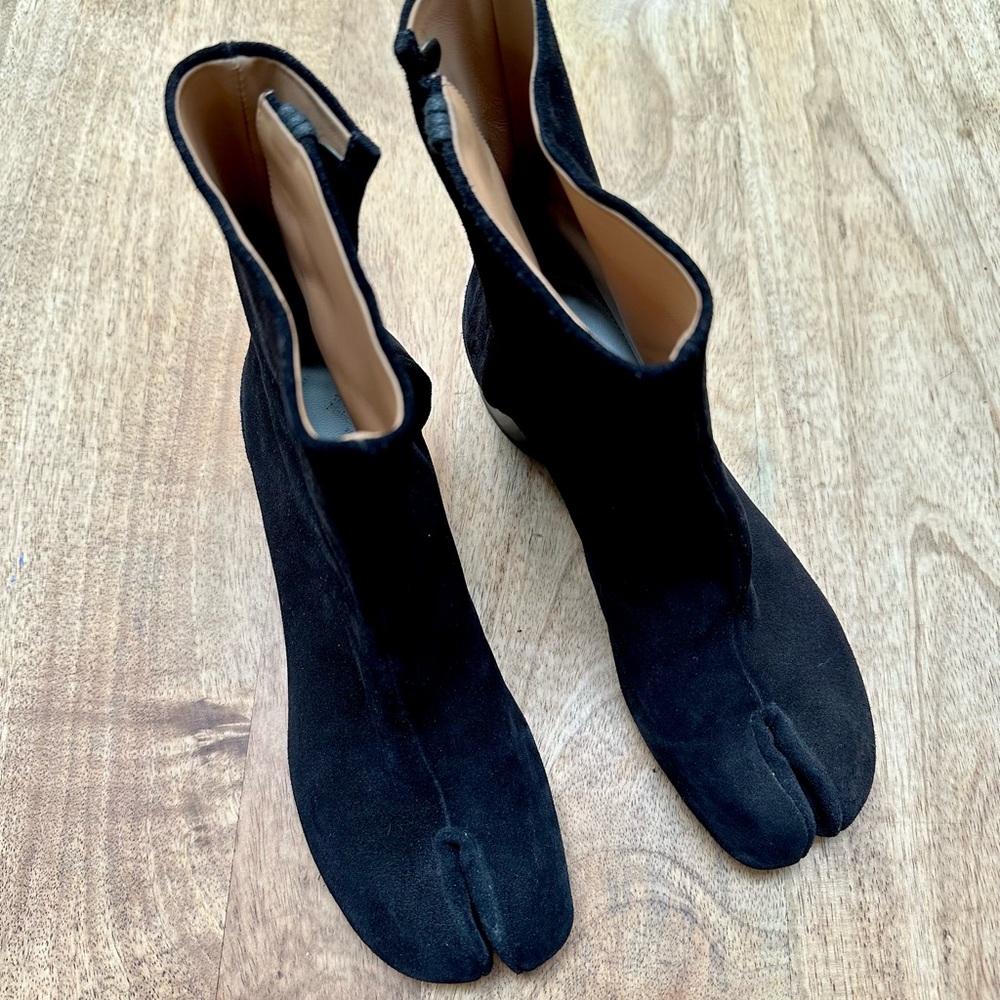 Maison Margiela tabi suede low ankle boots 
Size 38